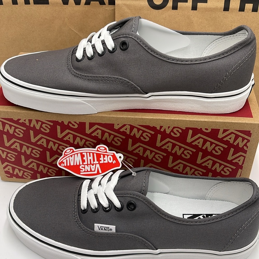 Vans Men’s Authentic Pewter/Black
VN000JRAPBQ
Sneakers - Picture 3 of 16
